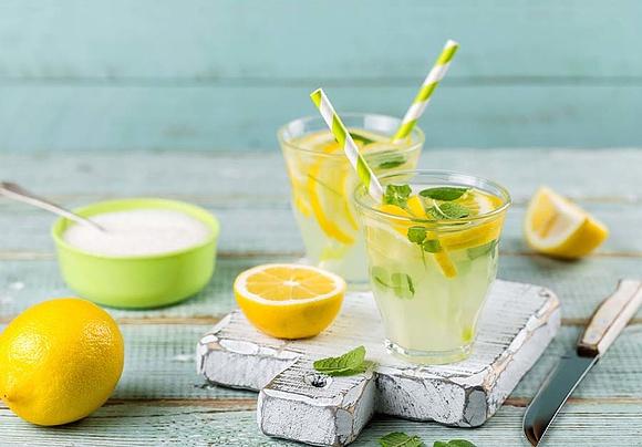 Lemoniada domowa - orzeźwiający napój na lato