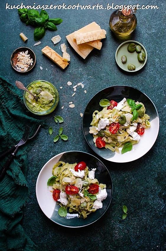Tagliatelle z pesto z bobu i burratą