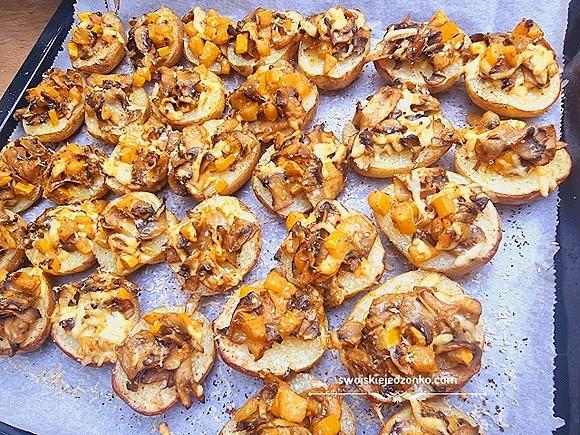 Ziemniaczki pieczone z pieczarkami i cukinią