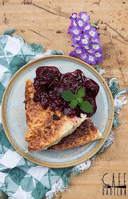 Pieczone racuchy owsiane z ricottą i wiśniami