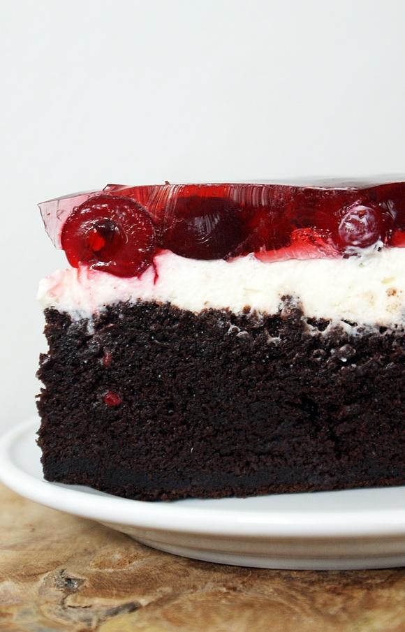 Ciasto z mascarpone, wiśniami i galaretką na czekoladowym spodzie