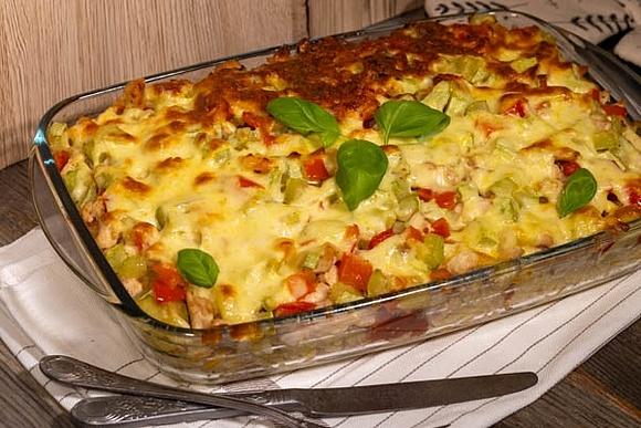 Zapiekanka makaronowa z kurczakiem i warzywami