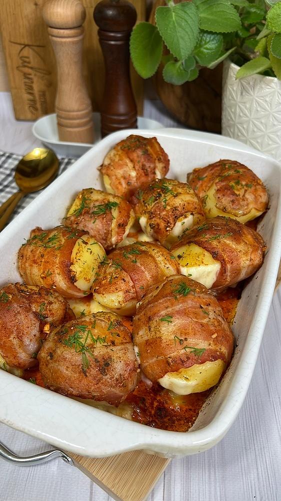 Pieczone ziemniaki zawijane w boczek z mozzarellą