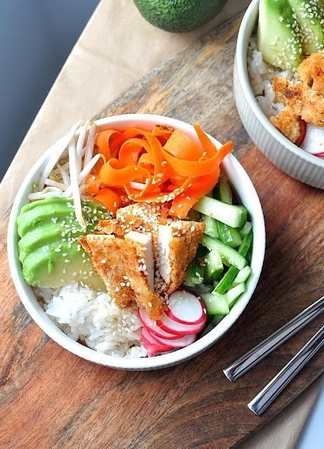 Poke bowl z chrupiącym kurczakiem w panko