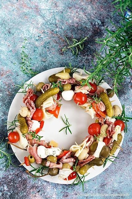 Koreczki na imprezę z pomidorami, mozzarellą i kaparami