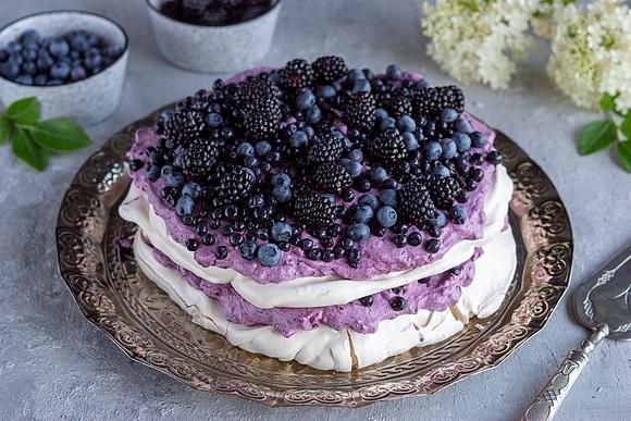 Tort bezowy z jagodami