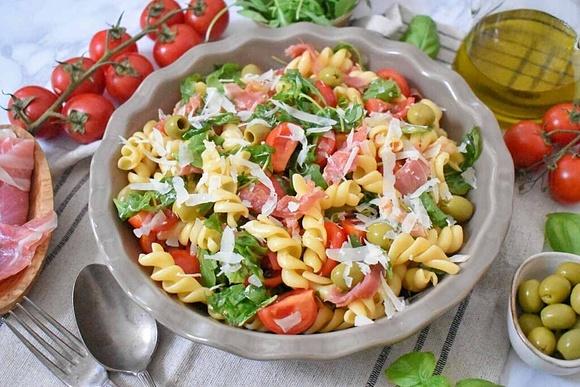Sałatka makaronowa z szynką parmeńską