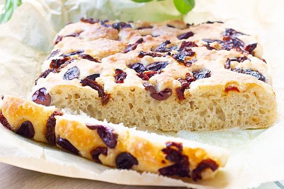 Focaccia z oliwkami i pomidorami