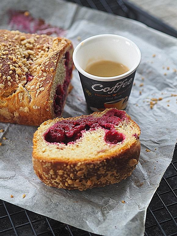 Drożdżowe ciasto z malinami i kruszonką na śniadanie