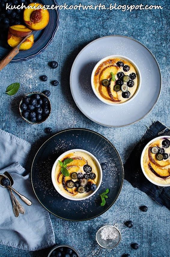 Fit serniczki ze skyr, brzoskwiniami i borówkami