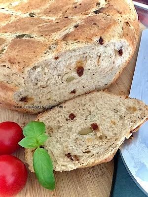Chleb pszenno-żytny na drożdżach z suszonymi pomidorami i oliwkami