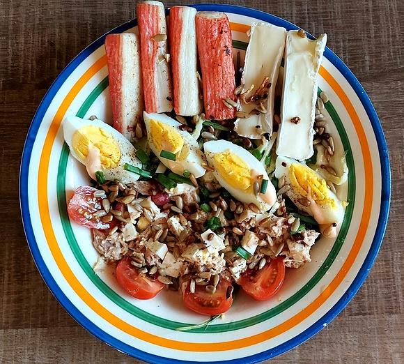 Kolorowa sałatka z rukolą, pomidorkami, jajkiem i surimi