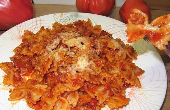 Makaron kokardki w aromatycznym sosie pomidorowym