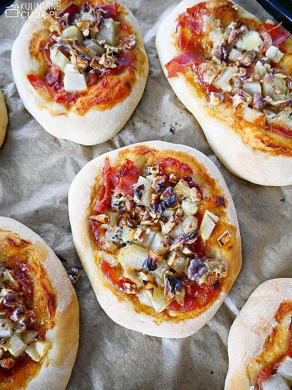 Mini pizze - przepis na puszyste i chrupiące ciasto z dodatkami
