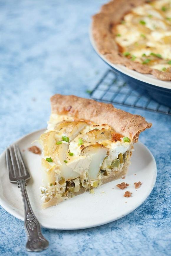 Tarta z młodymi ziemniakami, kozim serem i porem