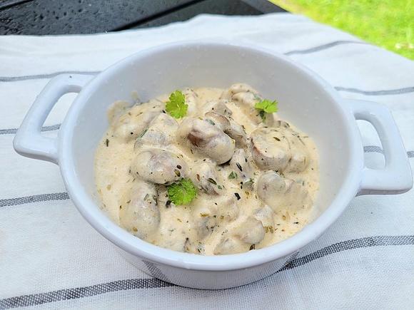 Pieczarki czosnkowe w śmietanie z parmezanem