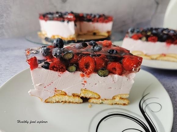 Lekki tort bez pieczenia z kremem owocami i galaretką