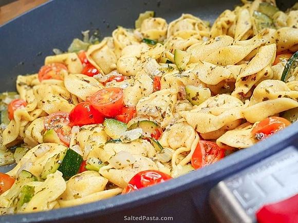 Tortellini z cukinią i pomidorkami