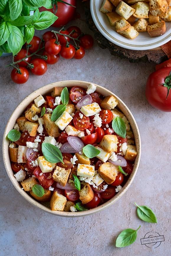Sałatka Panzanella z fetą i grillowanym serem favita