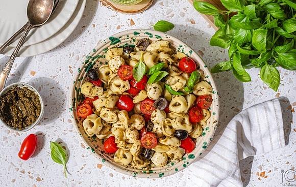 Sałatka z tortellini i mozzarellą