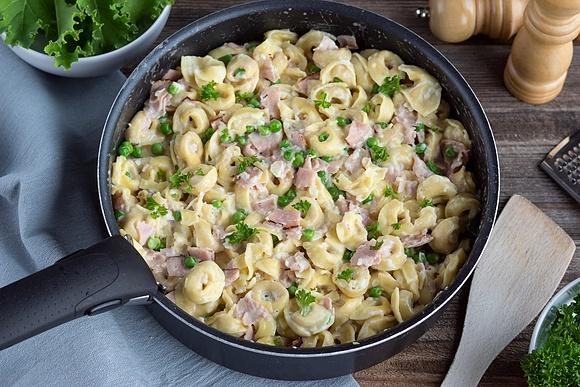 Tortellini w kremowym sosie z szynką i groszkiem