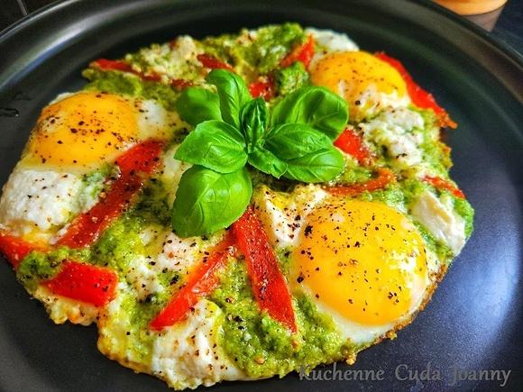 Jajka sadzone z pesto i fetą