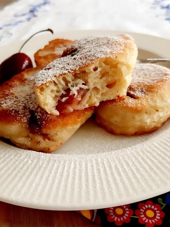 Racuchy drożdżowe z czereśniami