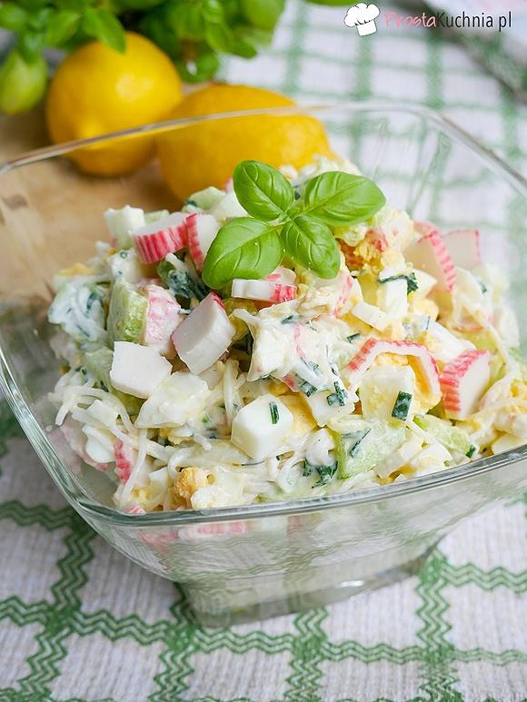 Szybka sałatka z surimi i ogórkiem w 15 minut