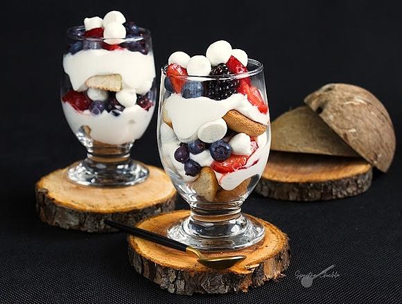 Kokosowy deser a`la Eton Mess