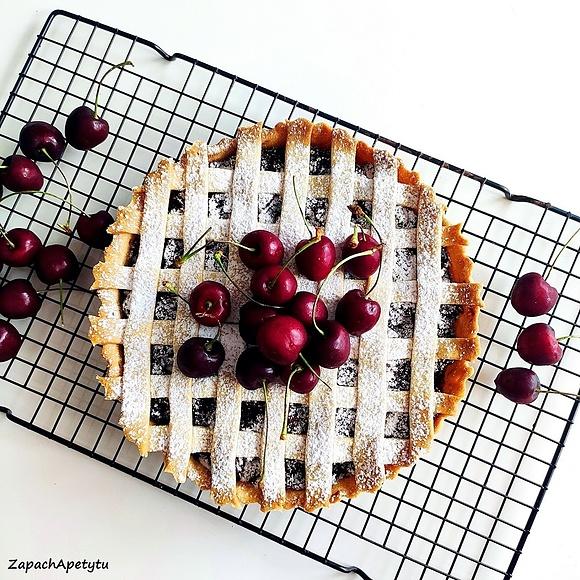 Włoska crostata z wiśniami
