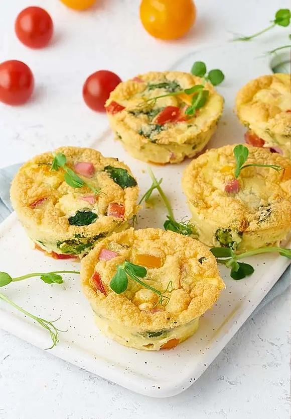Pieczony omlet z warzywami i szynką