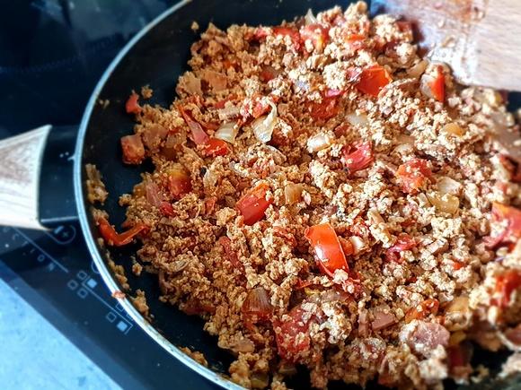 Pomidorowa jajecznica z fetą - przepis na delikatne i aromatyczne śniadanie
