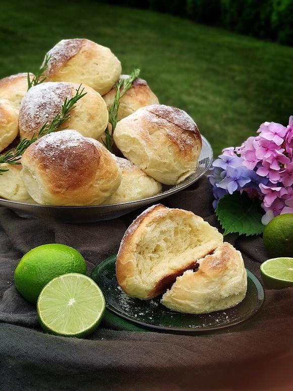 Drożdżowe bułeczki z nutą limonki i cukrem rozmarynowym