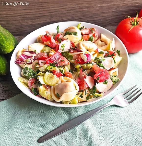 Sałatka z tortellini, pomidorami, ogórkami i rzodkiewką