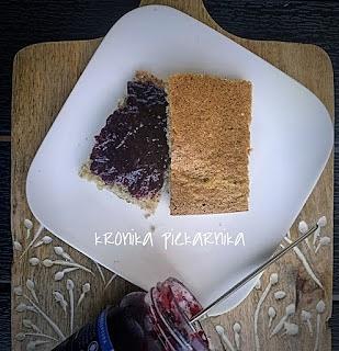 Orzechowy biszkopt keto z jabłkiem