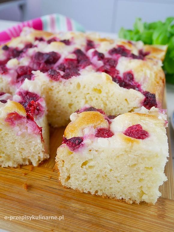 Jogurtowe ciasto Pewniaczek z budyniem i owocami