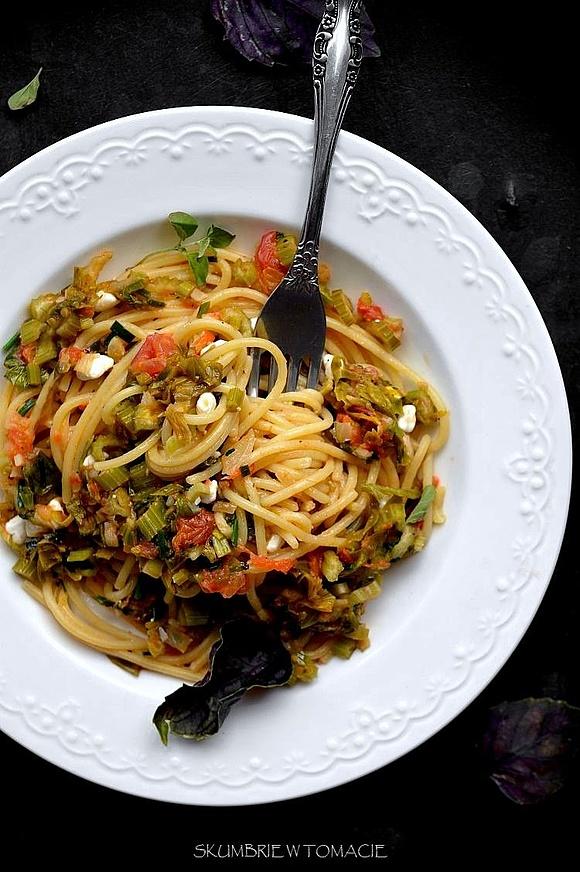 Spaghetti z pomidorami selerem naciowym i serkiem ziarnistym
