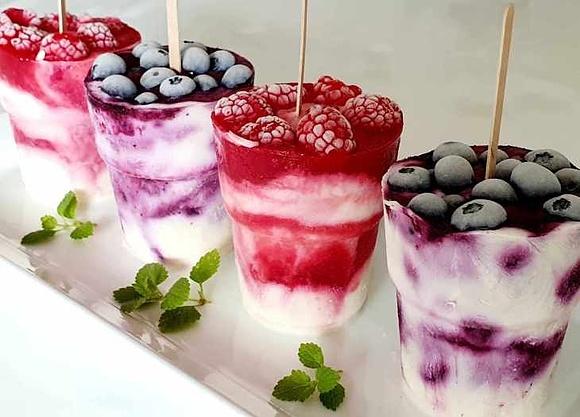 Lody jogurtowe na patyku z owocami bez formy