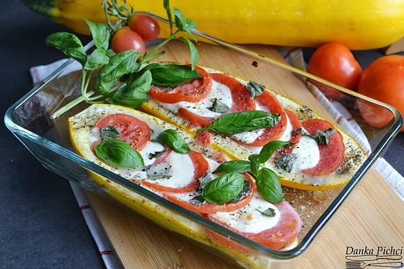 Cukinia a’la Caprese - zapiekana z mozzarellą i pomidorami
