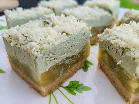 Ciasto zielone z jabłkami i matchą