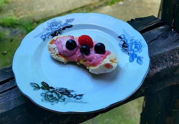 Mini pavlova malinowa