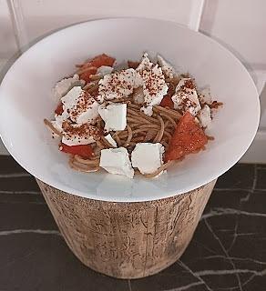 Makaron z fetą i pomidorami