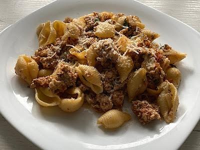 Makaron zapiekany z indykiem i pomidorami