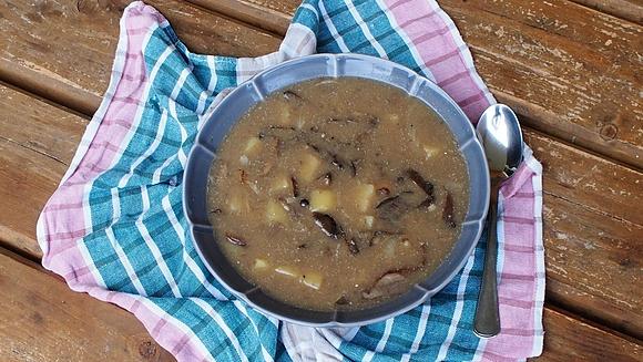 Prosty barszcz grzybowy ze świeżych grzybów