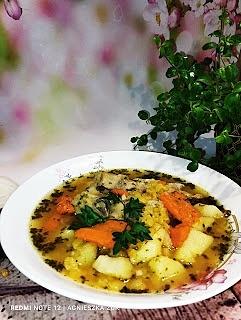 Zupa grochowa na żeberkach surowych i boczku wędzonym