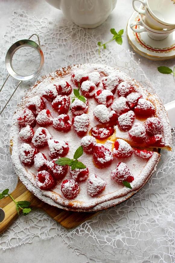 Sernik z mascarpone i malinami