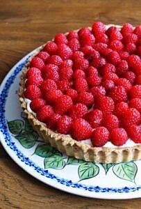 Tarta z kremem i owocami