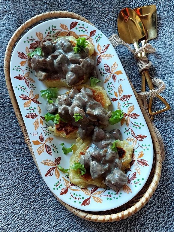 Gulasz z serduszek na plackach ziemniaczanych