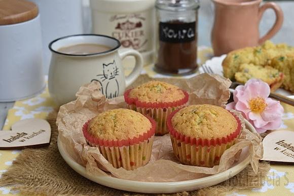 Muffinki z kolorową cukrową posypką