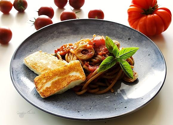 Spaghetti z pomidorami i halloumi